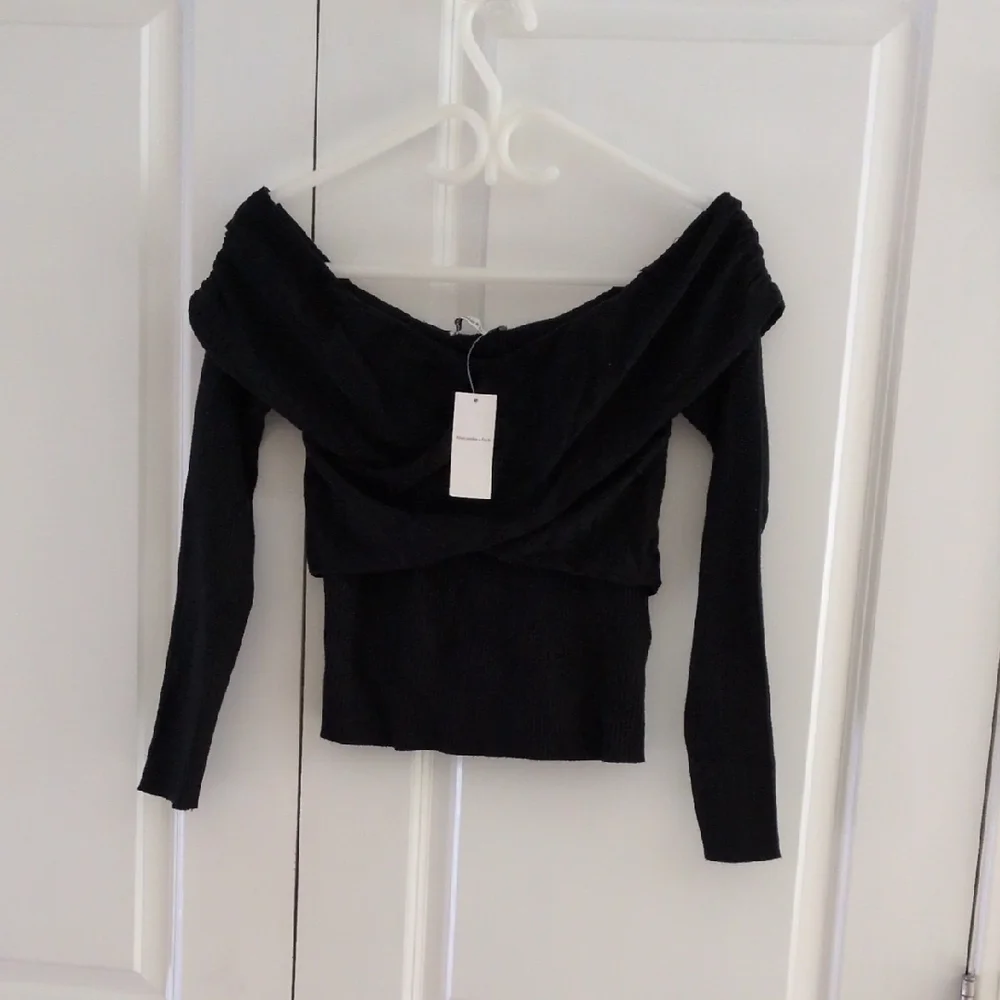 Abercrombie & Fitch Off-Shoulder Top MEDIUM NWT - Picture 2 of 5